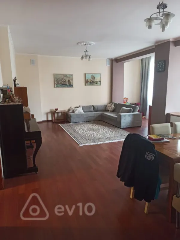 Kirayə verilir 3 otaqlı yeni tikili 137 m²