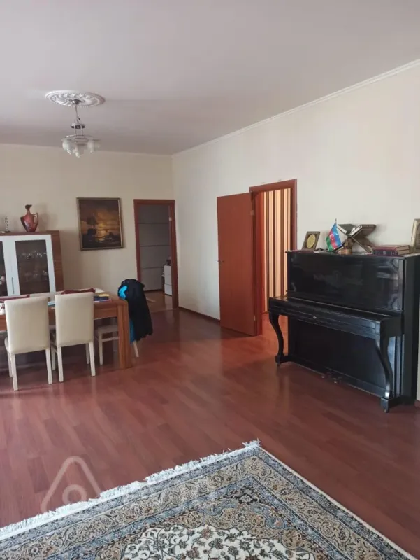 Kirayə verilir 3 otaqlı yeni tikili 137 m²