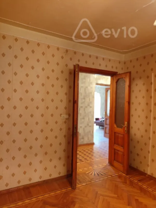 Satılır 4 otaqlı köhnə tikili 90 m²