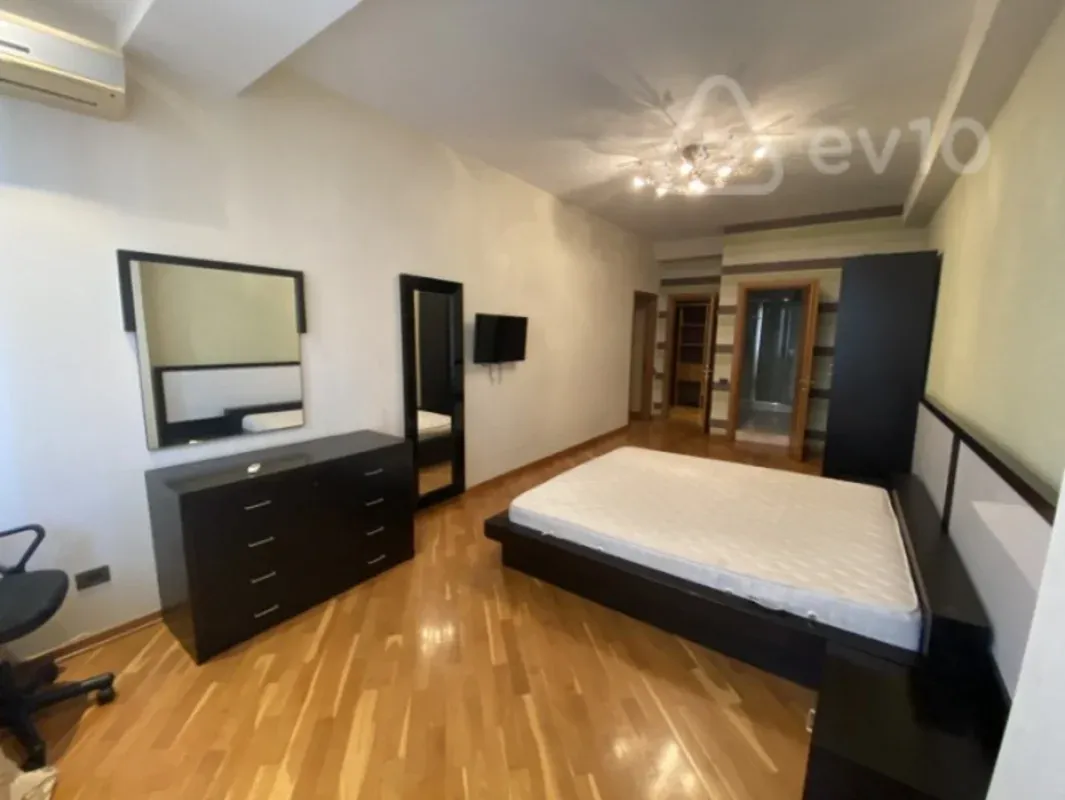 Kirayə verilir 4 otaqlı yeni tikili 220 m²