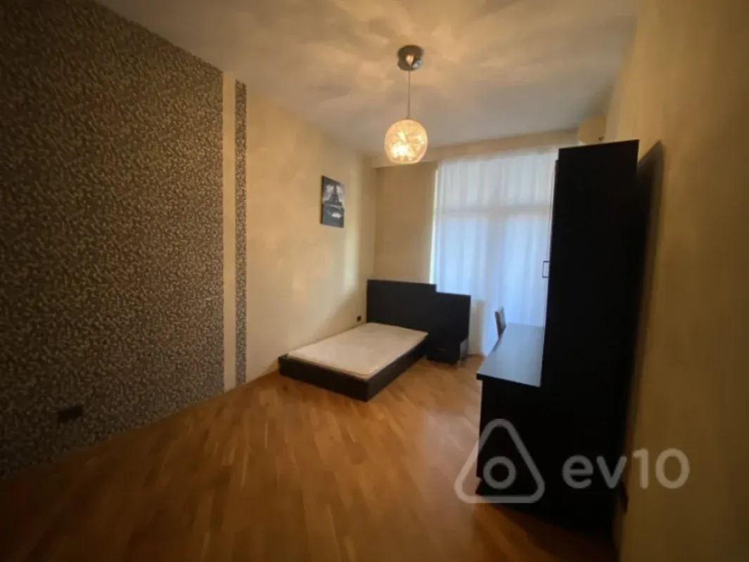 Kirayə verilir 4 otaqlı yeni tikili 220 m²