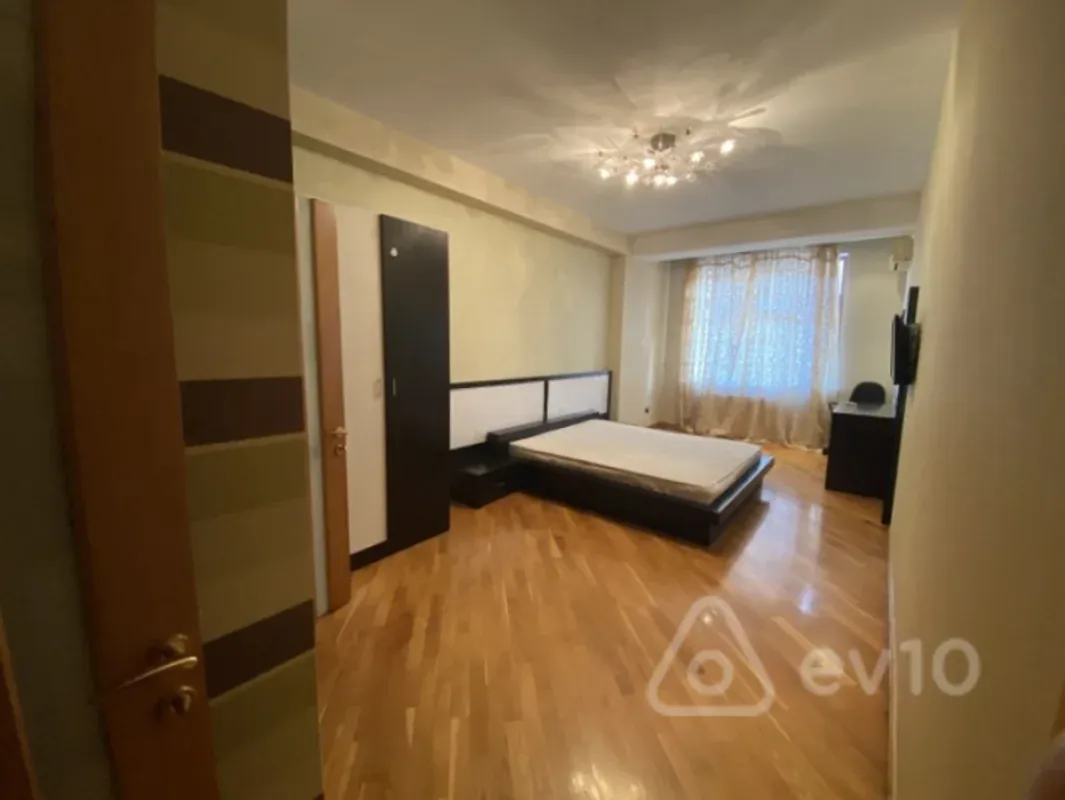 Kirayə verilir 4 otaqlı yeni tikili 220 m²