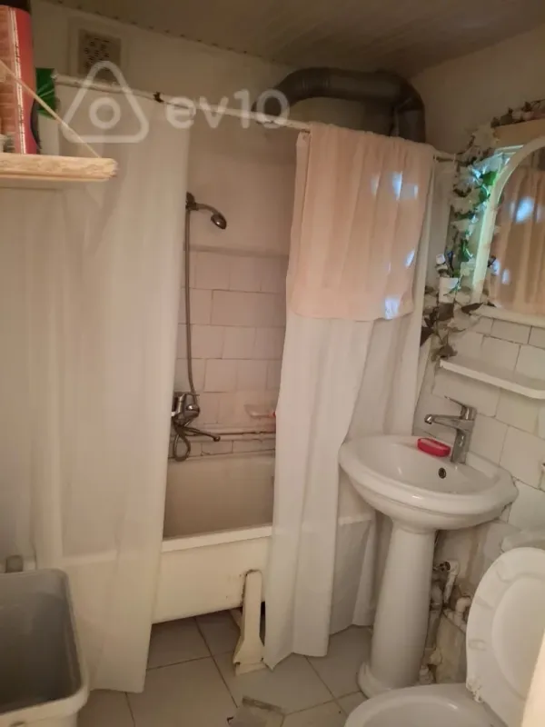 Satılır 1 otaqlı köhnə tikili 50 m²