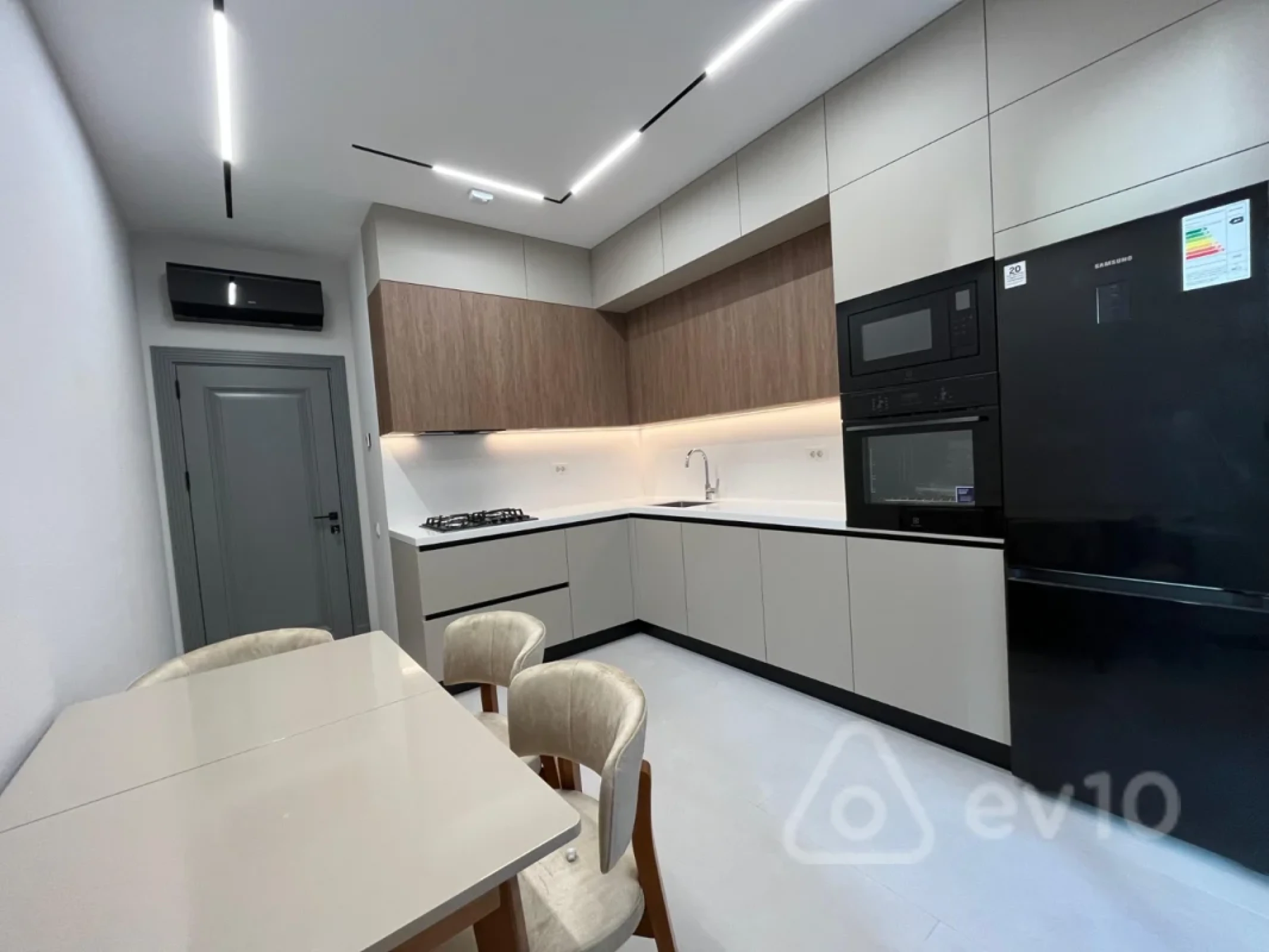 Kirayə verilir 3 otaqlı yeni tikili 145 m²