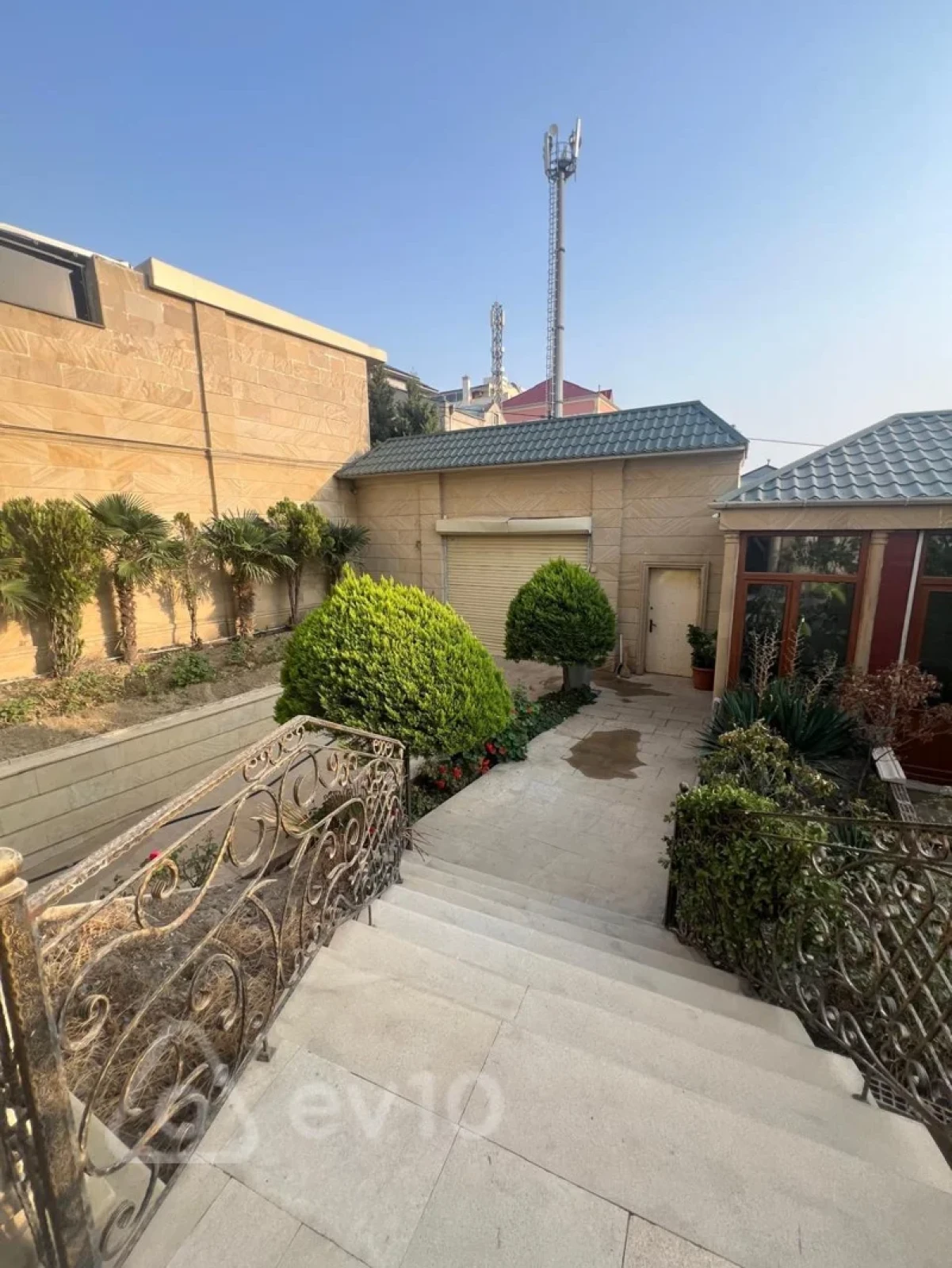 Satılır 12 otaqlı həyət evi 750 m²