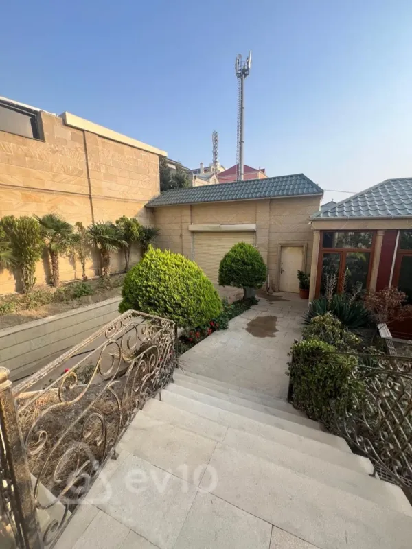 Satılır 12 otaqlı həyət evi 750 m²