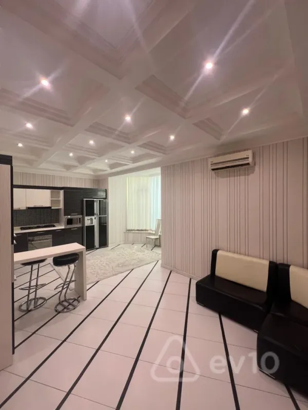 Satılır 12 otaqlı həyət evi 750 m²
