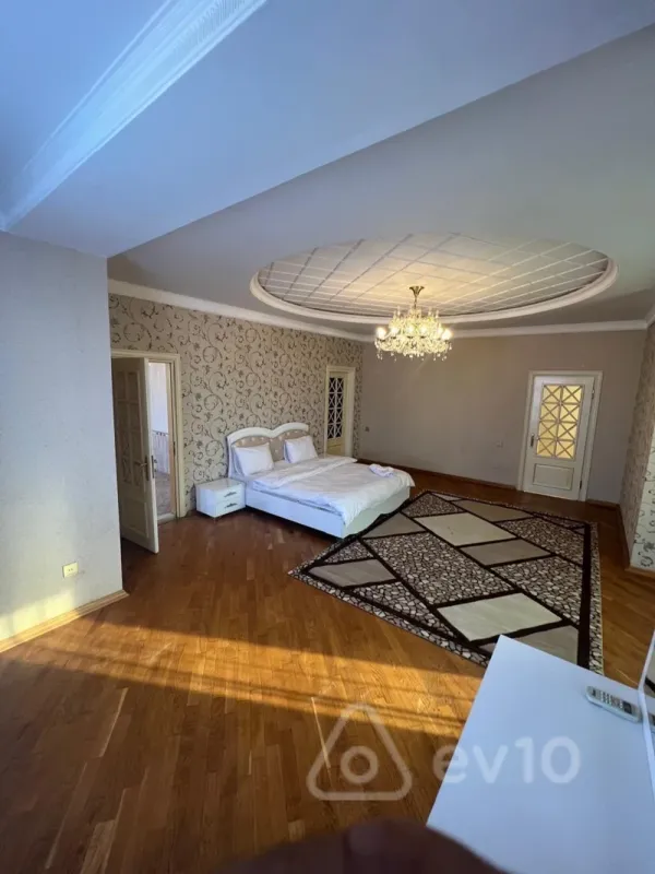Satılır 12 otaqlı həyət evi 750 m²