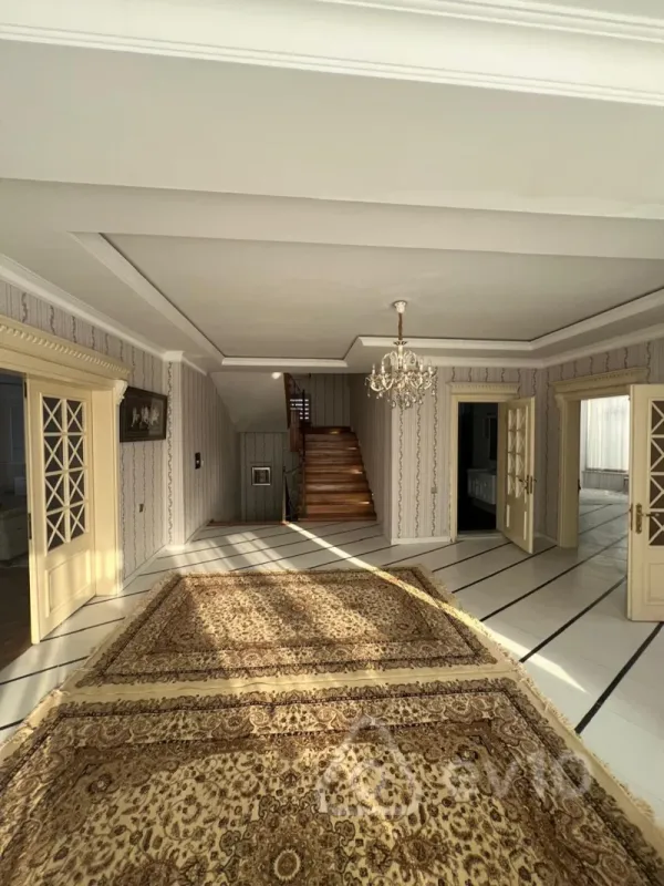 Satılır 12 otaqlı həyət evi 750 m²