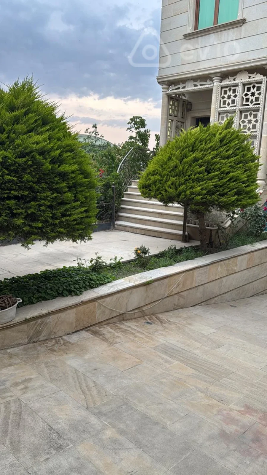 Satılır 12 otaqlı həyət evi 750 m²