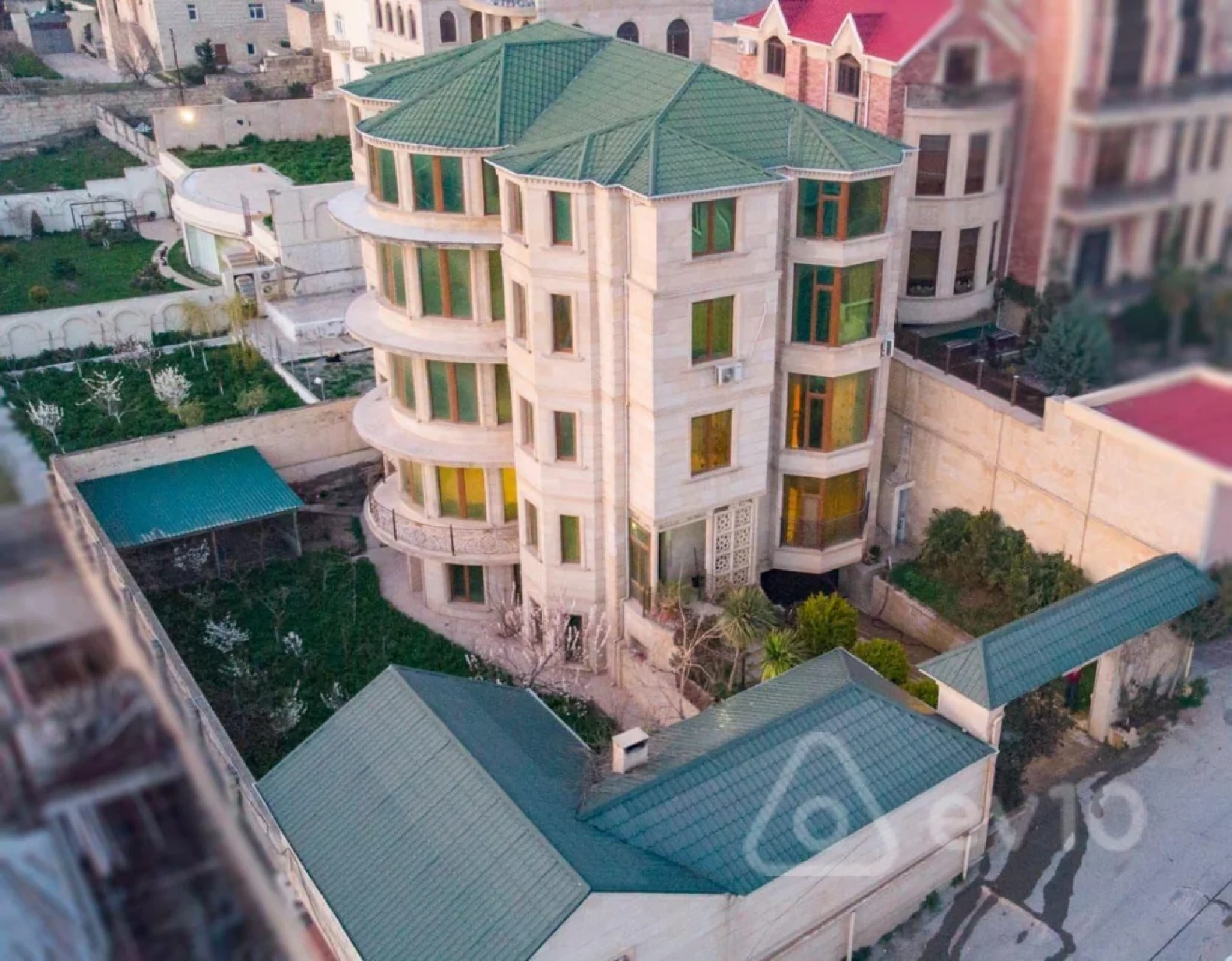 Satılır 12 otaqlı həyət evi 750 m²