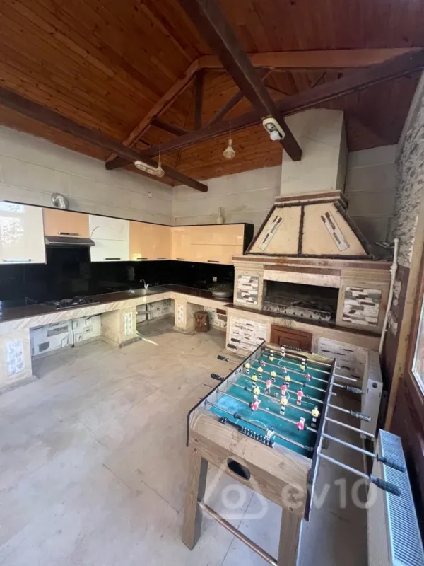 Satılır 12 otaqlı həyət evi 750 m²