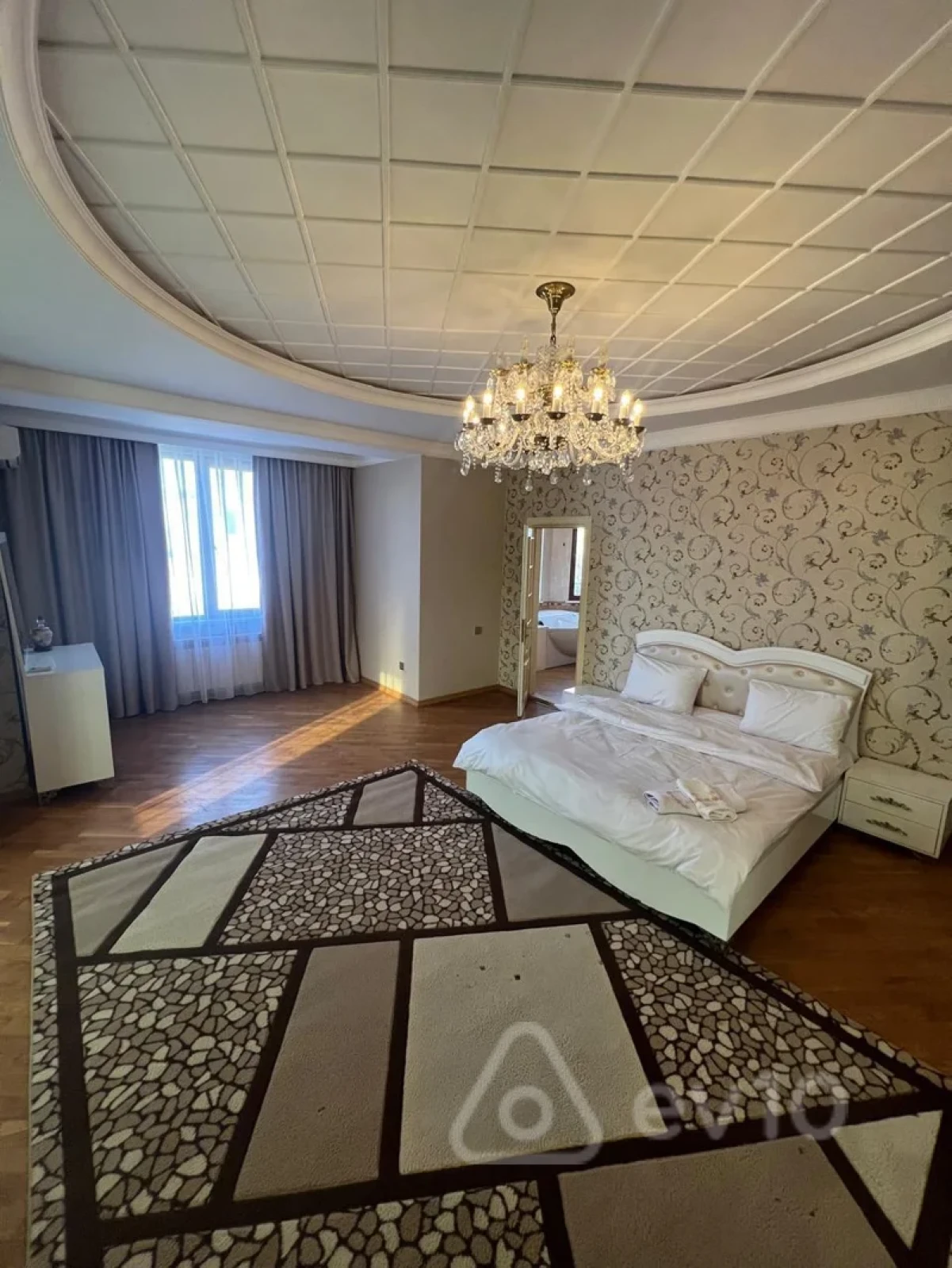 Satılır 12 otaqlı həyət evi 750 m²