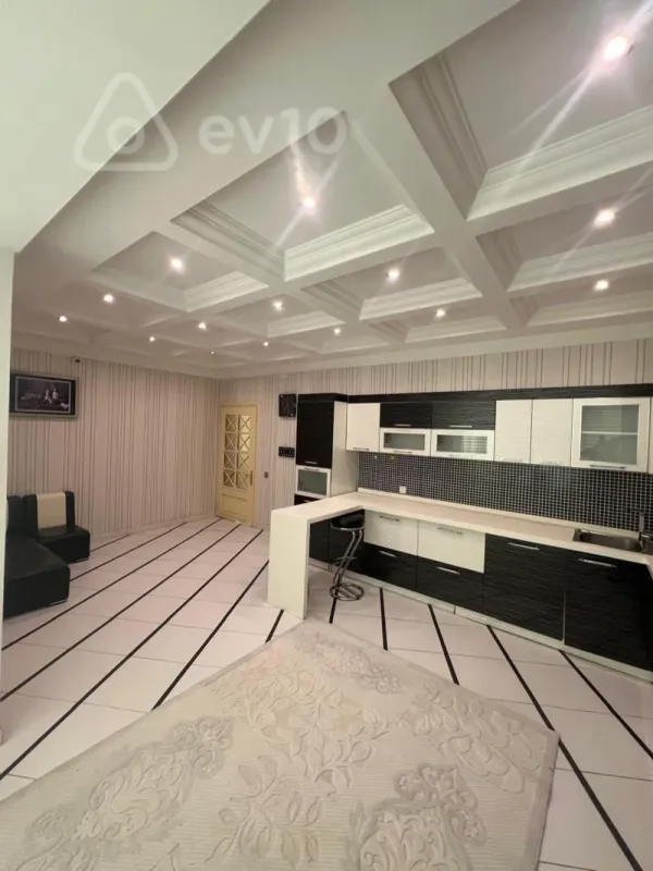 Satılır 12 otaqlı həyət evi 750 m²