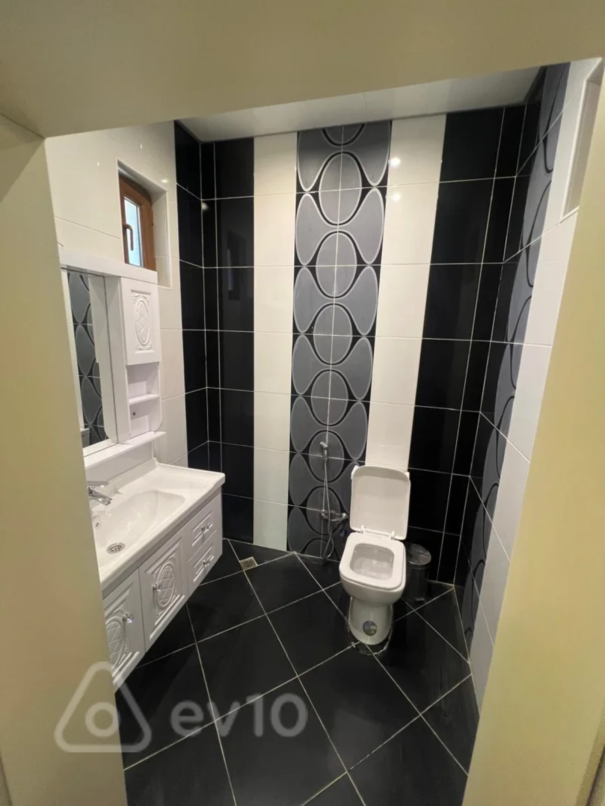 Satılır 12 otaqlı həyət evi 750 m²