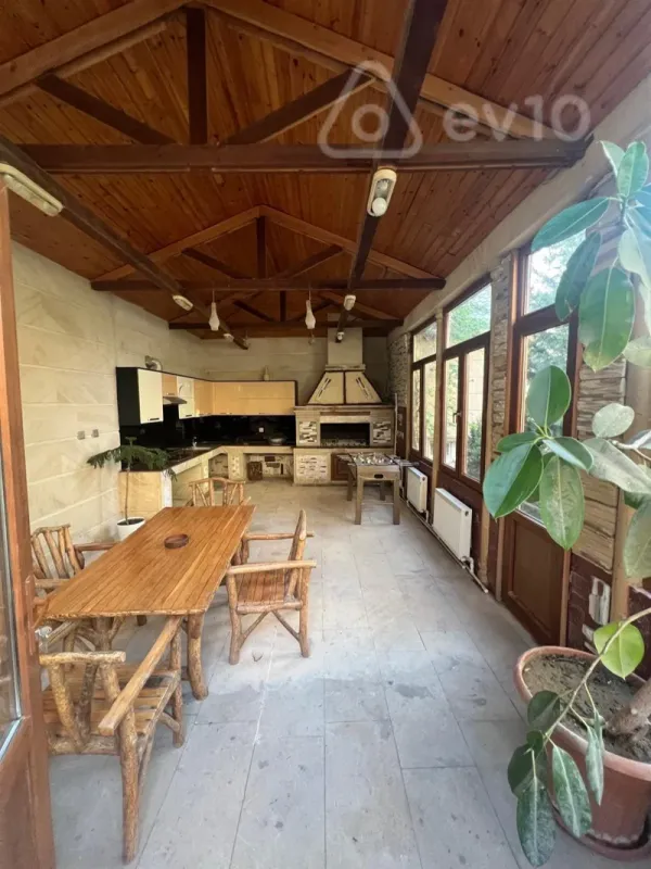 Satılır 12 otaqlı həyət evi 750 m²