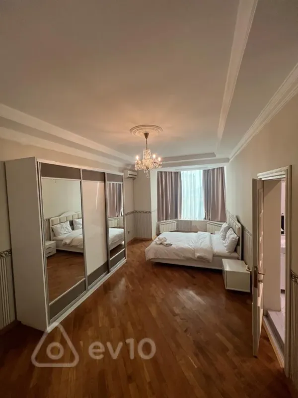 Satılır 12 otaqlı həyət evi 750 m²
