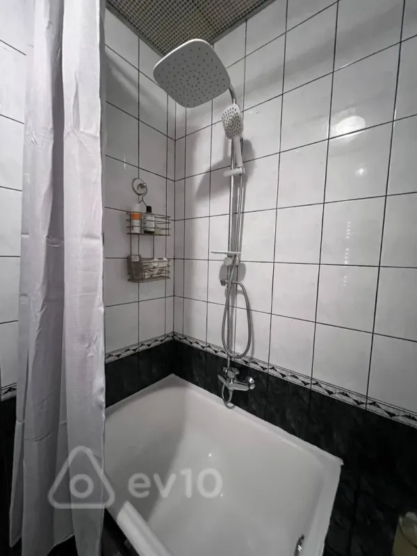 Kirayə verilir 2 otaqlı köhnə tikili 70 m²