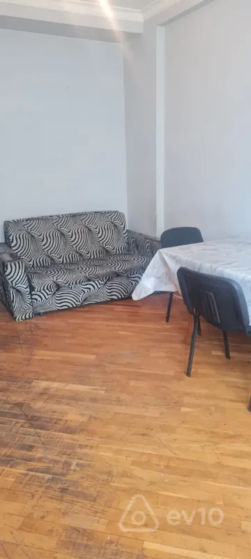 Kirayə verilir 2 otaqlı köhnə tikili 65 m²