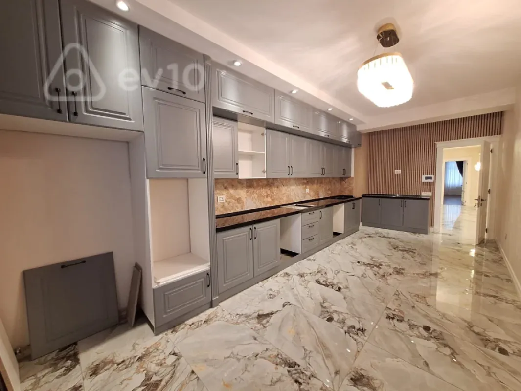 Satılır 4 otaqlı yeni tikili 215 m²