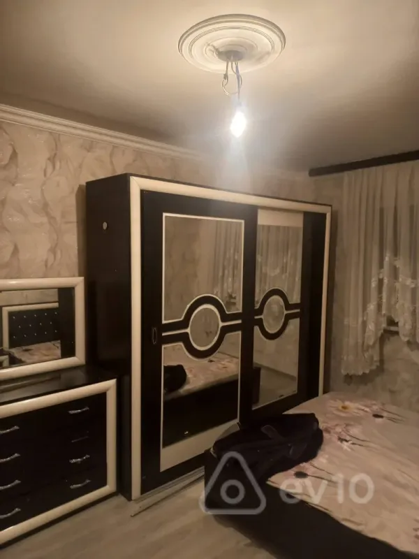 Satılır 1 otaqlı köhnə tikili 40 m²