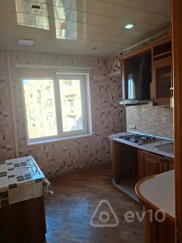 Kirayə verilir 4 otaqlı köhnə tikili 110 m²