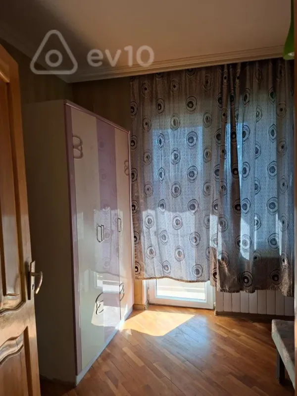 Kirayə verilir 4 otaqlı köhnə tikili 110 m²