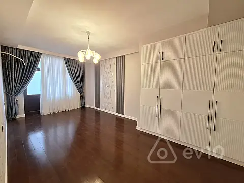 Satılır 4 otaqlı yeni tikili 215 m²
