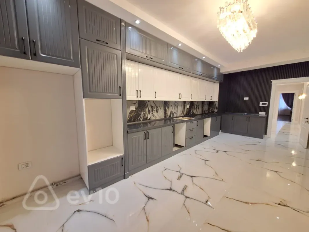 Satılır 4 otaqlı yeni tikili 215 m²