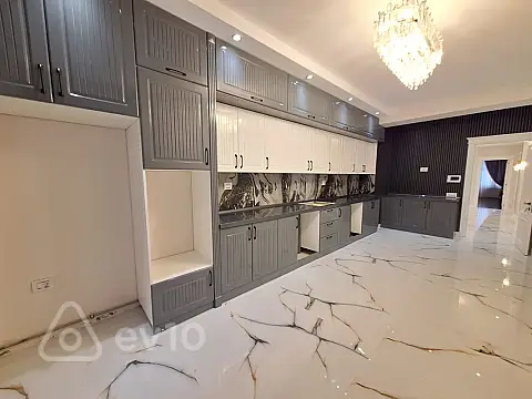 Satılır 4 otaqlı yeni tikili 215 m²