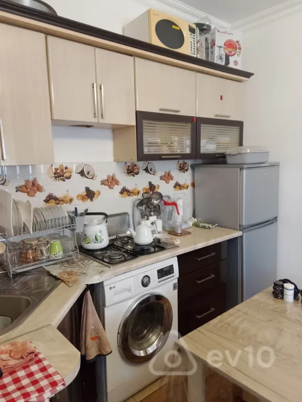 Satılır 3 otaqlı köhnə tikili 100 m²