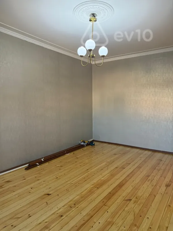 Satılır 3 otaqlı köhnə tikili 90 m²