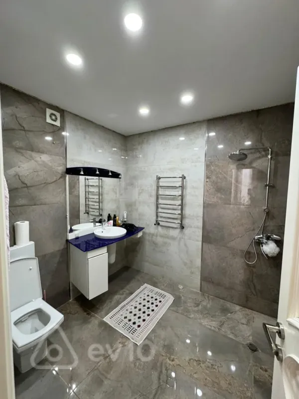 Kirayə verilir 4 otaqlı köhnə tikili 200 m²