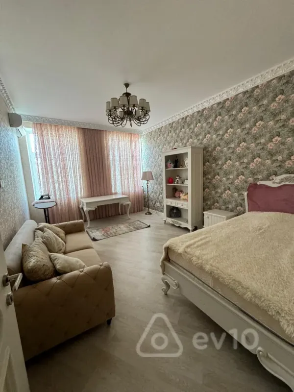 Kirayə verilir 4 otaqlı köhnə tikili 200 m²