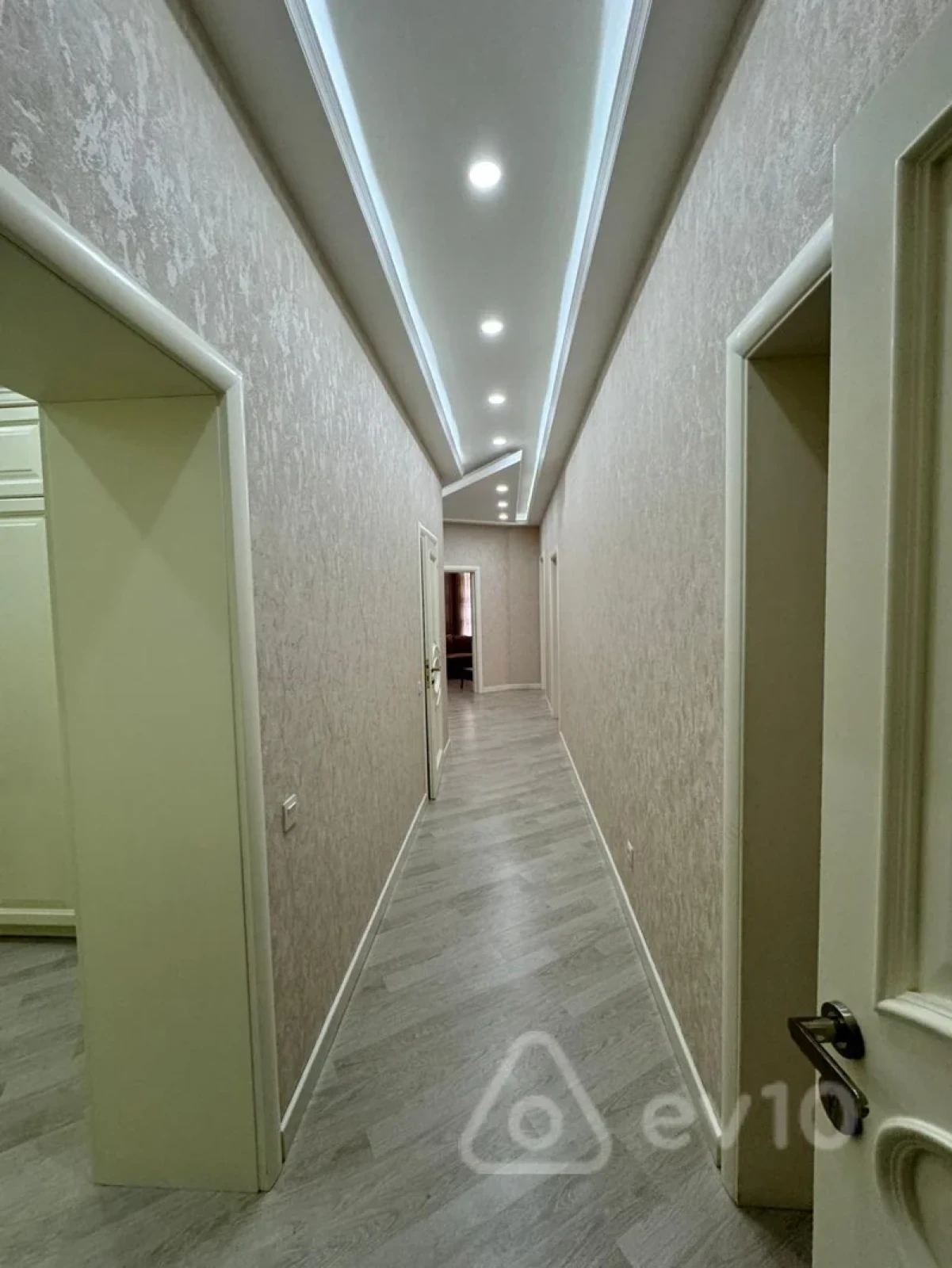 Kirayə verilir 4 otaqlı köhnə tikili 200 m²