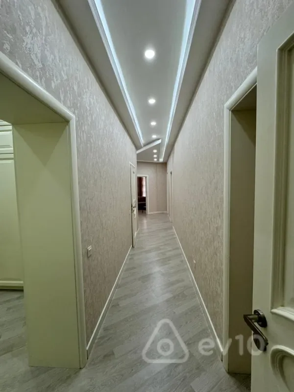 Kirayə verilir 4 otaqlı köhnə tikili 200 m²