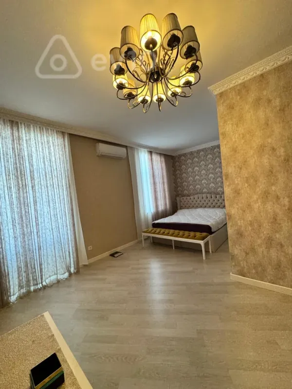 Kirayə verilir 4 otaqlı köhnə tikili 200 m²