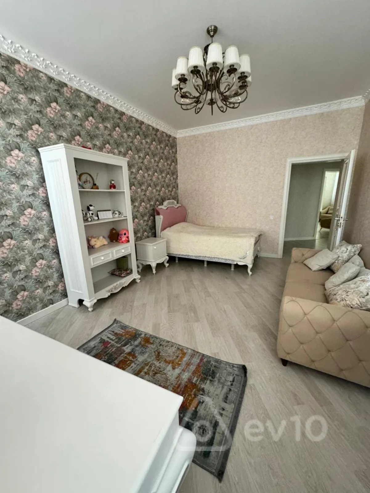 Kirayə verilir 4 otaqlı köhnə tikili 200 m²