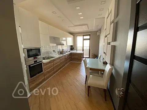 Satılır 3 otaqlı yeni tikili 160 m²