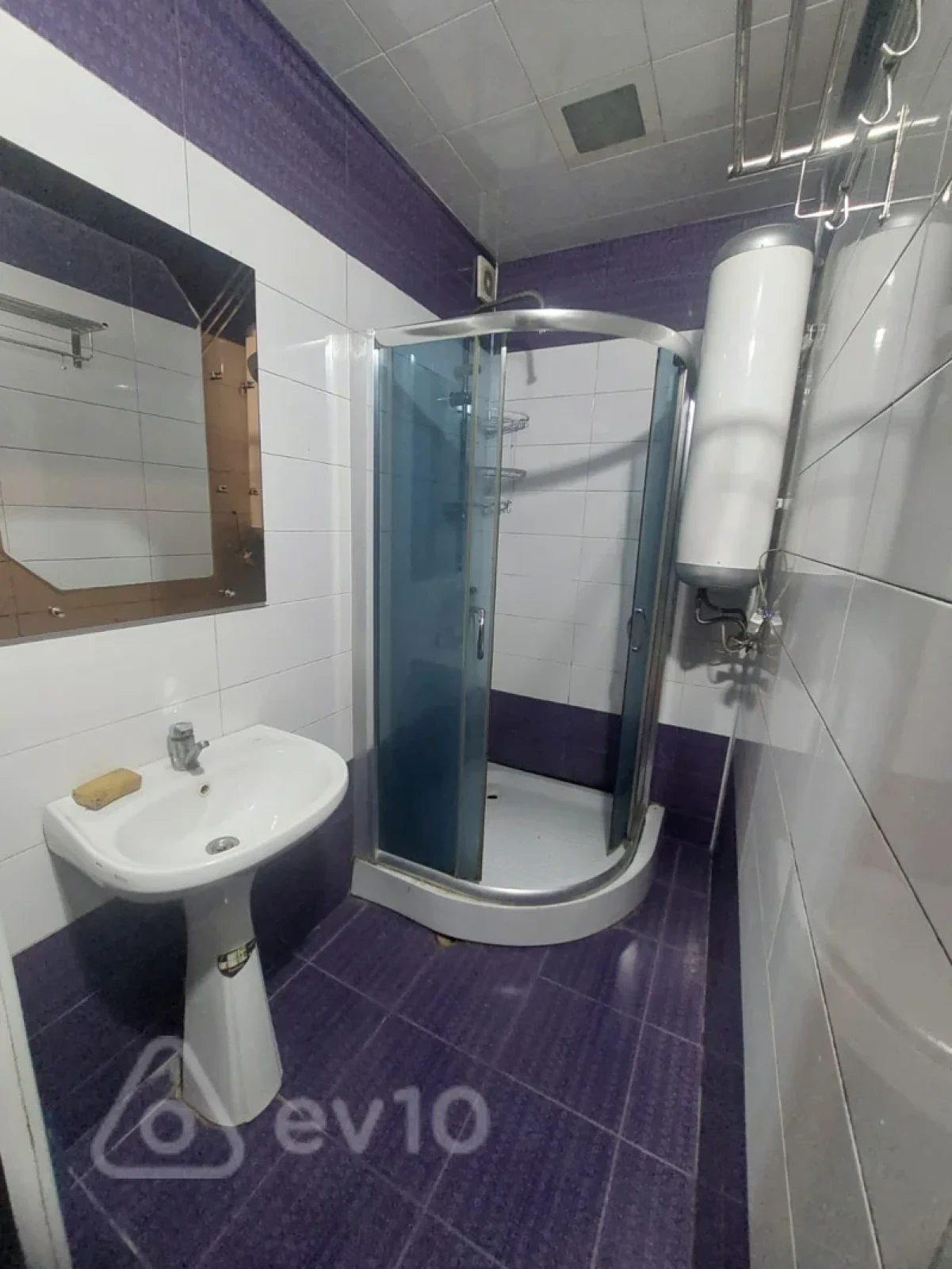 Kirayə verilir 2 otaqlı köhnə tikili 65 m²