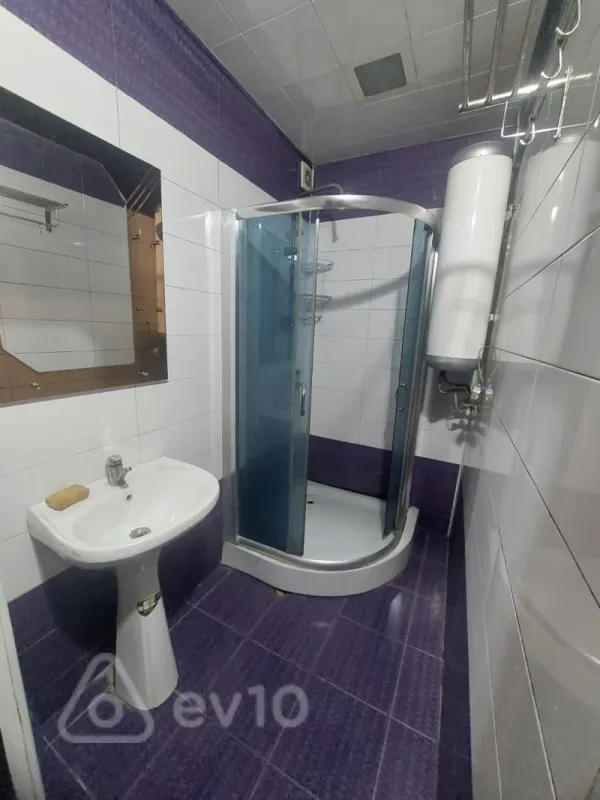 Kirayə verilir 2 otaqlı köhnə tikili 65 m²