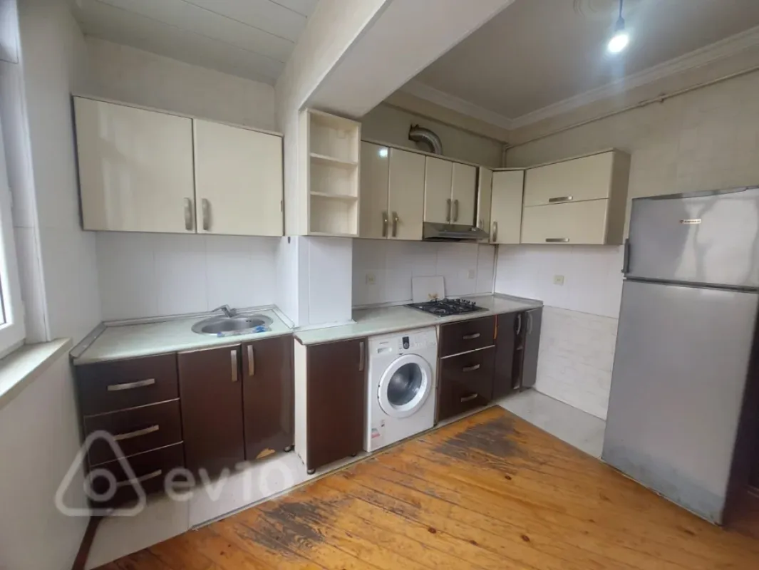 Kirayə verilir 2 otaqlı köhnə tikili 65 m²