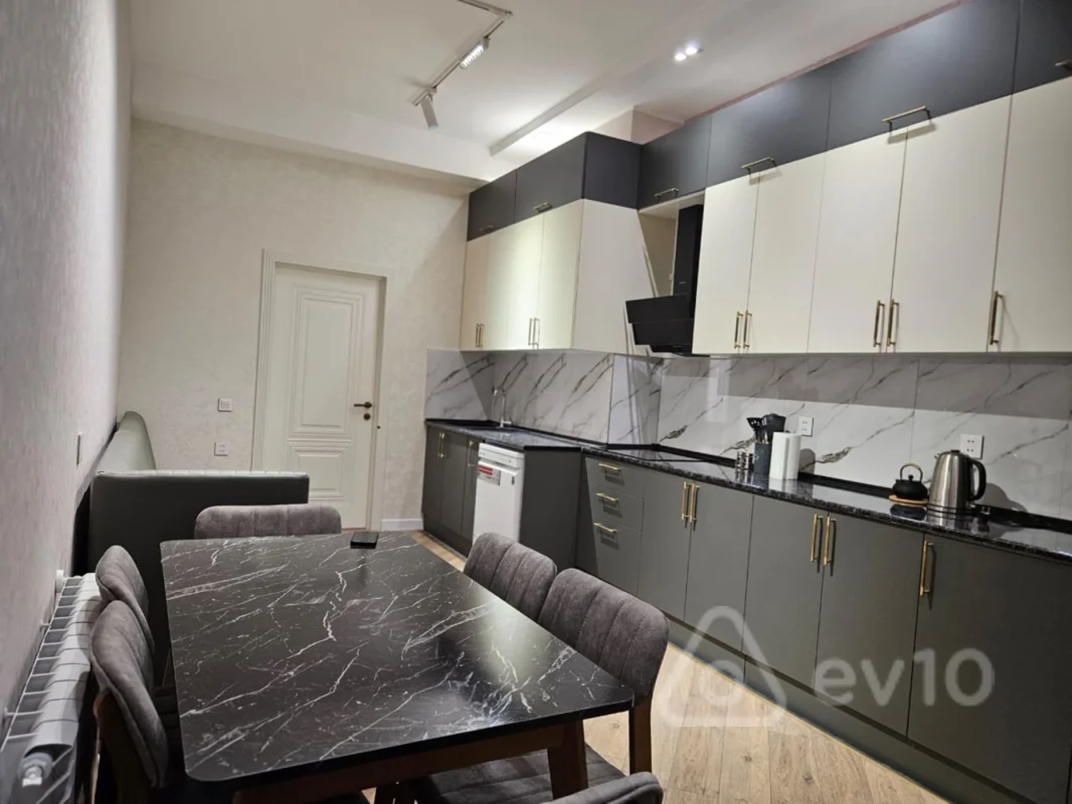Kirayə verilir 3 otaqlı yeni tikili 136 m²