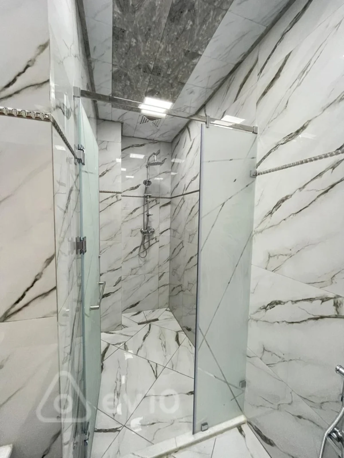 Kirayə verilir 3 otaqlı yeni tikili 136 m²