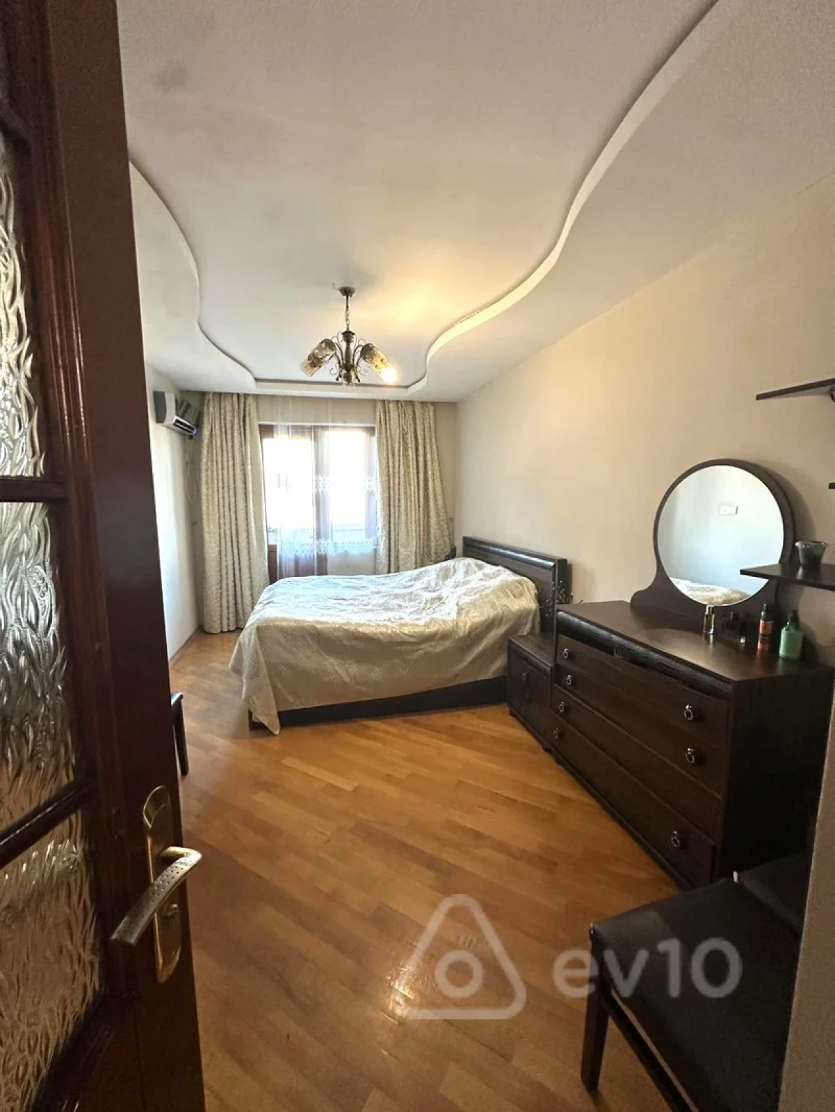 Satılır 4 otaqlı köhnə tikili 100 m²