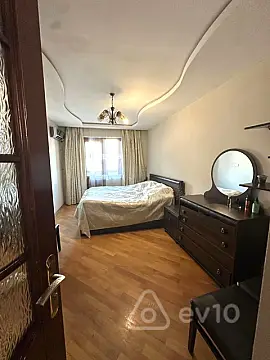 Satılır 4 otaqlı köhnə tikili 100 m²