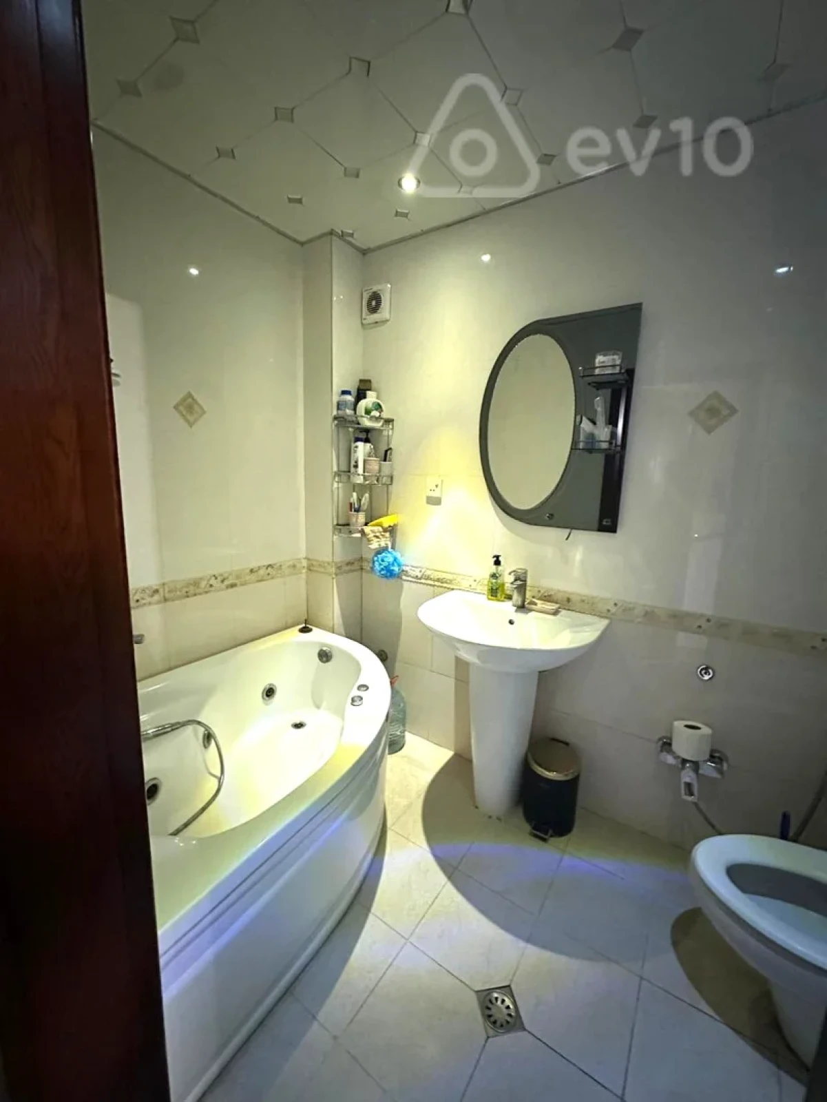 Satılır 4 otaqlı köhnə tikili 100 m²