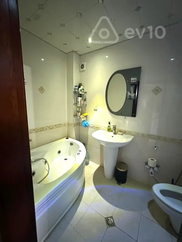 Satılır 4 otaqlı köhnə tikili 100 m²