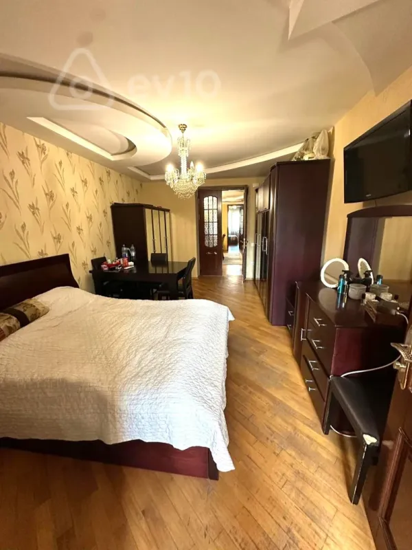 Satılır 4 otaqlı köhnə tikili 100 m²