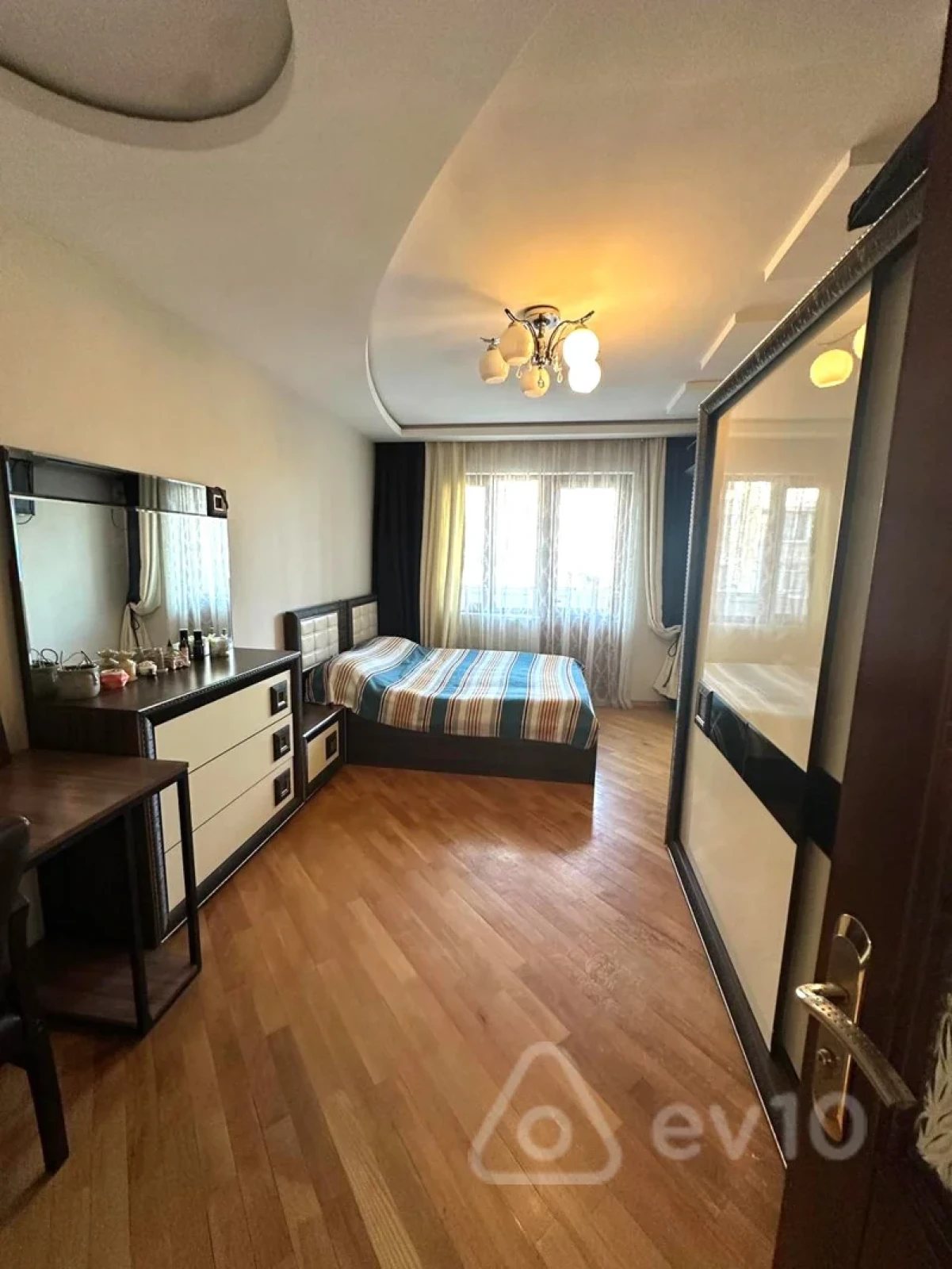 Satılır 4 otaqlı köhnə tikili 100 m²